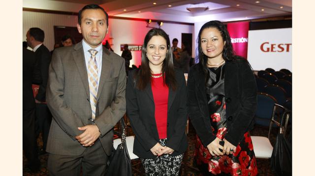 De izquierda a derecha: Melquiades Damián-Jara, Cynthia Faura y Cathy Ganoza, representantes de la firma Cosapi. (Foto: Manuel Melgar)