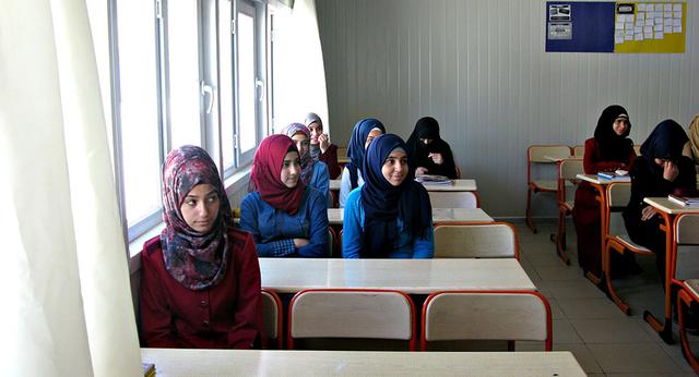 En Kahramanmaras, hay un total de 2,557 adolescentes entre 13 y 17 años, además de 3,140 jóvenes entre 18 y 25. Ellos reciben capacitación vocacional.