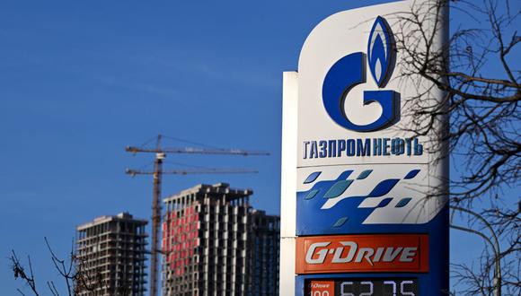 Una vista de una gasolinera del productor de petróleo ruso Gazprom Neft y edificios residenciales de gran altura en construcción en Moscú el 12 de enero de 2023. (Foto de Natalia KOLESNIKOVA / AFP)