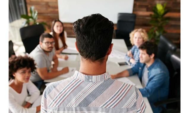 FOTO 6 | Asiente con la cabeza. No solo seas una persona sin reacción cuando el otro está hablando. Asentir con la cabeza demuestra que estás comprendiendo lo que dice el otro.