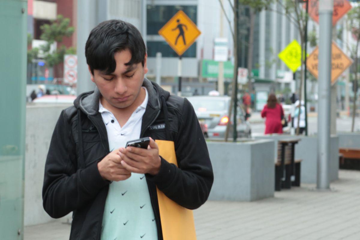 Mensaje por celular  (Foto: Diana Chávez)