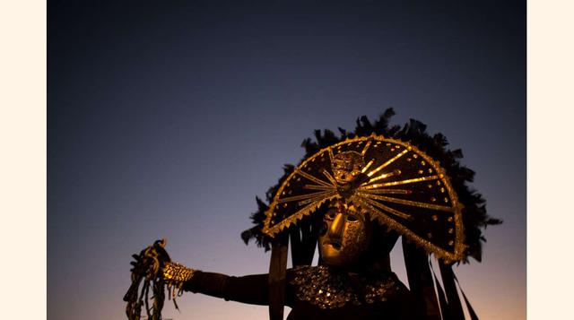 Triunfo, Brazil; Un hombre con una máscara o Careta puesta actúa en la calle durante el Carnaval, el 8 de febrero.(foto:Felipe Dana/AP Photo).