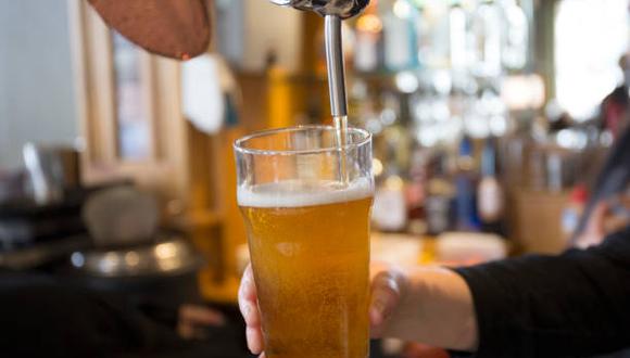 Municipalidad de Comas publicó la ordenanza que prohíbe la venta y el consumo de bebidas alcohólicas para todos los locales o establecimientos comerciales desde las 11:00 p.m. (Foto: Getty Images)