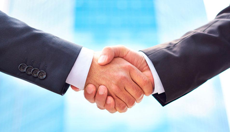 FOTO 1 | 1. ¿Qué necesito de un socio?. Deberías buscar a un socio que aporte algo diferente que tú. Si eres una persona creativa, quizá necesites un socio más orientado al detalle; si tienes dinero para invertir en el negocio, quizá quieras buscar a un socio que tenga acceso al mercado o buenas conexiones. O si eres tímido, podrías necesitar a alguien extrovertido que balancee la ecuación.

“Si es demasiado parecido a ti te sentirás cómodo, pero podría no ser lo que necesitas”, dice William Moore, fundador de una firma legal especializada en emprendedores. “Necesitas a alguien que complemente tus habilidades y personalidad”. (Foto:  Shutterstock)