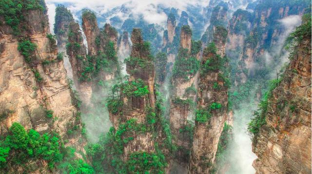 Este es una vista del parque geológico nacional Zhangjiajie, ubicado en la provincia de Hunan (China). En medio de estos acantilados ha sido construido un puente colgante con piso de cristal que se convirtió en el más largo y alto del mundo. (Foto: Haim D