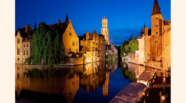 Rozenhoedkaai (Brujas, Bélgica). No hay rincón en Brujas que no despierte un suspiro, pero Rozenhoedkaai se lleva la palma. No obstante, esta panorámica, fotografiada por miles de personas al año, esconde algo más que belleza, pues aquí comenzó la mismísi