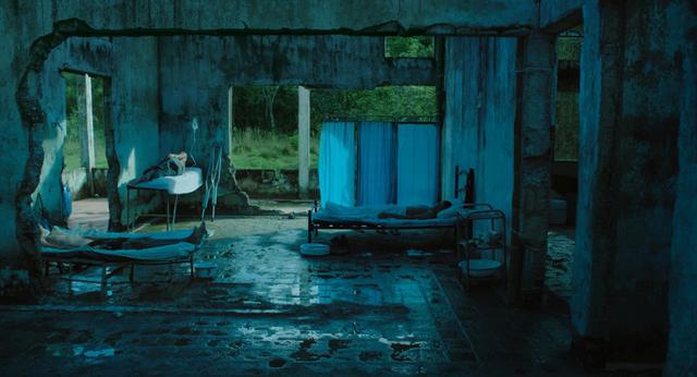 Colombia – Argentina – Holanda – Alemania – Grecia: Oscuro animal – dirigida por Felipe Guerrero. Cuenta la historia de un viaje desde la selva a la ciudad de tres mujeres que deben escapar del acoso de la guerra rural colombiana.