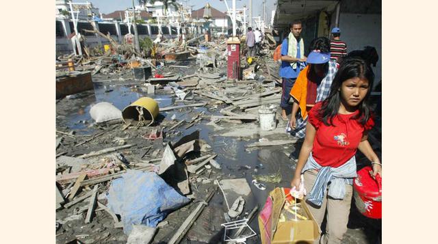 A los cerca de 200 mil muertos se le suma la pérdida de más del 60% de infraestructura industrial y pesquera. Las fotos son de los daños producidos en Banda Aceh y el tsunami en Tailandia.Tan solo un año más tarde el 28 de marzo del 2005 un terremoto de 8