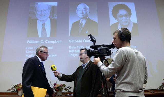 2015: William Campbell (de origen irlandés), Satoshi Omura (Japón) y Tu Youyou (China) por haber desarrollado tratamientos contra infecciones parasitarias y la malaria.