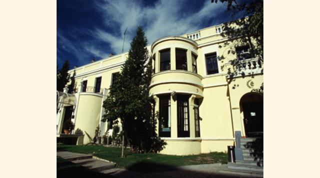 IE Business School: Localizada en la capital de España, Madrid, está considerada como la mejor escuela de negocios de ese país y entre las primeras en el mundo. El graduado medio de su MBA gana un promedio de US$ 159,266 al año.