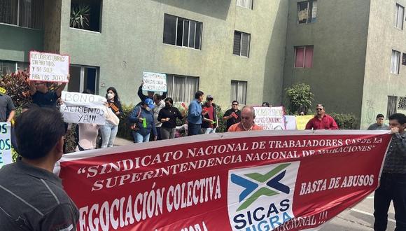 Trabajadores de Migraciones demandan mejoras laborales y protestan frente a sede de Migraciones de Breña. (Foto: news.qorilab.com)
