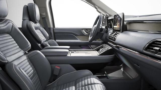 FOTO 8 | Este es el tema 'Yatch Club' (o club de yate) parte de las ofertas de la serie Black Label para la Lincoln Navigator 2018. Su azul claro en combinación con sus maderas blancas evocan temas marítimos. Noten el enorme espacio debajo de la