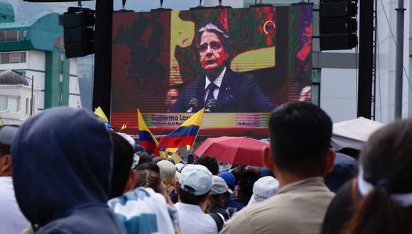 Partidarios del presidente de Ecuador, Guillermo Lasso, se manifiestan en los alrededores del edificio de la Asamblea Nacional en Quito el 16 de mayo de 2023. (Foto de Galo Paguay / AFP)