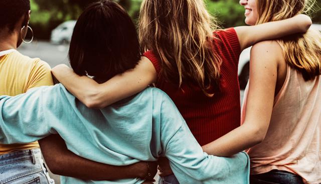 FOTO 3 | 3. Hacer nuevos amigos: la vida social y compartir espacios con otras personas es una de las principales preocupaciones de todos. Por lo que empezar a buscar espacios donde podamos conocer gente como clases, cursos, deportes, charlas, reuniones de networking o fiestas nos ayudará a ampliar nuestro circulo social. (Foto: Frepik)