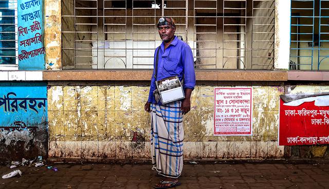 FOTO 14 | Bangladesh. Mohammad Joynal, un limpiador de orejas de Bangladesh, posa para una foto en una calle donde trabaja para limpiar las orejas de pacientes en Dhaka, el 24 de abril del 2018. Los hisopos de algodón que son baratos y fáciles de conseguir están destruyendo los medios de subsistencia de los limpiadores de orejas en Bangladesh, una de las distintivas características de las calles en el país densamente poblado del sur de Asia. (Foto: AFP)