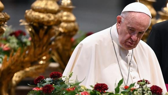El pontífice se recupera en el hospital romano de la operación “para una estenosis diverticular”. (Photo by Andreas SOLARO / AFP)
