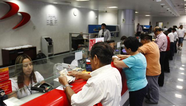 FOTO 2 | 2.       Bancarización: el acceso al crédito para el sector informal de la población fue uno de los cambios más importantes. A través de tecnología crediticia, la banca empezó a otorgar financiamiento a microempresarios informales, así como a trabajadores que no podían sustentar ingresos con boletas de pago o recibos por honorarios. (Foto: Andina)