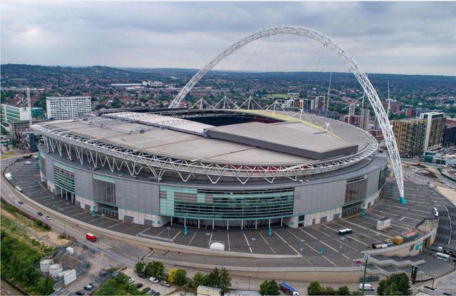 FOTO 4 | ESTADIO DE WEMBLEY, LONDRES: 1.8 MIL MILLONES DE DÓLARES.
El primer estadio en el mundo en tener un precio superior a 1 mil millones de dólares (£719 millones), el estadio de Wembley en el norte de Londres costó un total de 1.5 mil millones de dólares (£1.1 mil millones) para construirse. Terminado en 2006, el icónico hogar del fútbol inglés tiene capacidad para 90,000 espectadores y está coronado por un arco prominente.
