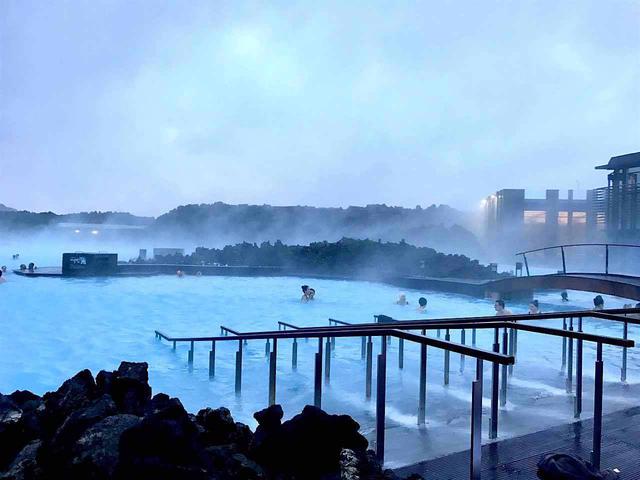 FOTO 4 | La Laguna Azul, Islandia. A tan solo 40 minutos en coche desde la capital Reikiavik, la Laguna Azul es un balneario geotérmico famoso por sus aguas cristalinas.
Puede que afuera las temperaturas se encuentren bajas, pero los bañistas pronto entran en calor con un chapuzón en la laguna artificial con más de 200 metros de largo.
Debido a su entorno volcánico, la temperatura del agua puede llegar hasta 39°C. (Foto: Pixabay)