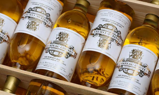 Foto 3 | Château Coutet - Barsac 2014. Propiedad y operado por la familia Baly desde 1977, Château Coutet de Burdeos toma su nombre de la palabra Gascon para cuchillo, haciendo referencia al "corte" impartido por el suelo único de la denominación Barsac, cuyo contenido de piedra caliza da a sus vinos dulces su característica impresión fresca y viva.  Puntuación: 96 Precio: US$ 37.