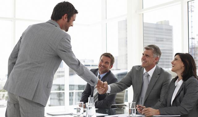 Foto 2 | Domina el lenguaje de los colores. Estudia la psicología de los colores. ¡Te ayudará mucho más de lo que crees! Por ejemplo, si asistes a una entrevista de trabajo, no deberías vestir de rojo, pues podrías parecer una persona agresiva y a la que le gustan las confrontaciones. Si usas azul comunicarás confianza y liderazgo.