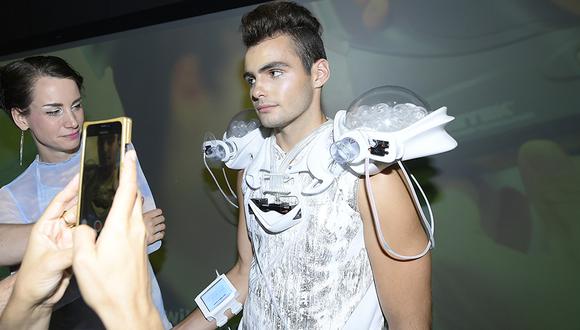 New York Fashion Week se viste con tecnología y muestra su ropa tendencia con aparatos robóticos. (Foto: AFP)