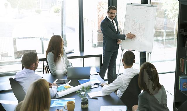 FOTOS 2 | Capacidad de delegar. Un buen líder es alguien con gran capacidad de trabajo individual y en equipo,  por lo que debe saber cuándo es correcto delegar tareas a las personas de su equipo. Así demuestra confianza en ellos y en su capacidad en el trabajo. Para el equipo, es un mensaje de confianza en el que el líder deja que “dirijan el barco” en caso se necesite. Es importante saber hasta qué punto es prudente delegar la autoridad para tomar decisiones, hacerle seguimiento y también en qué momento dar un paso atrás y no entrometerse más.