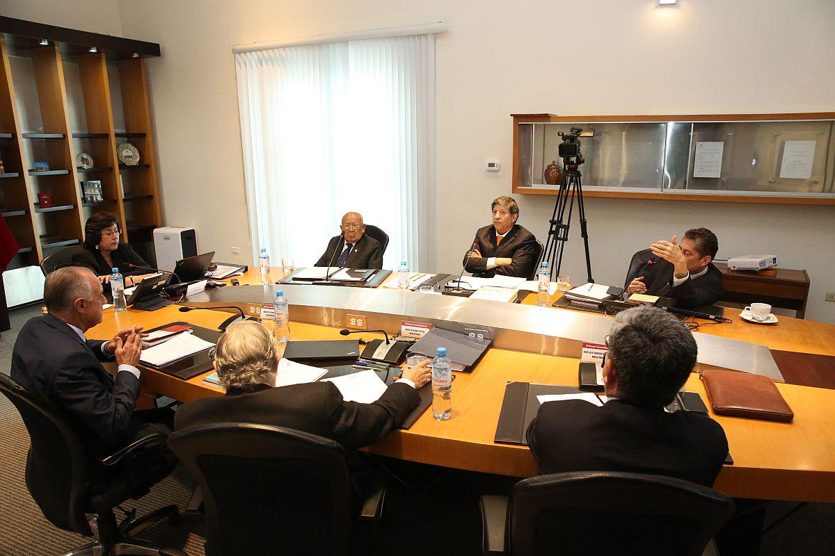 El Tribunal Constitucional difundió en vivo el debate que terminó con cuatro votos a favor y tres en contra de rechazar la demanda de Pedro Olaechea. (Foto: Difusión)