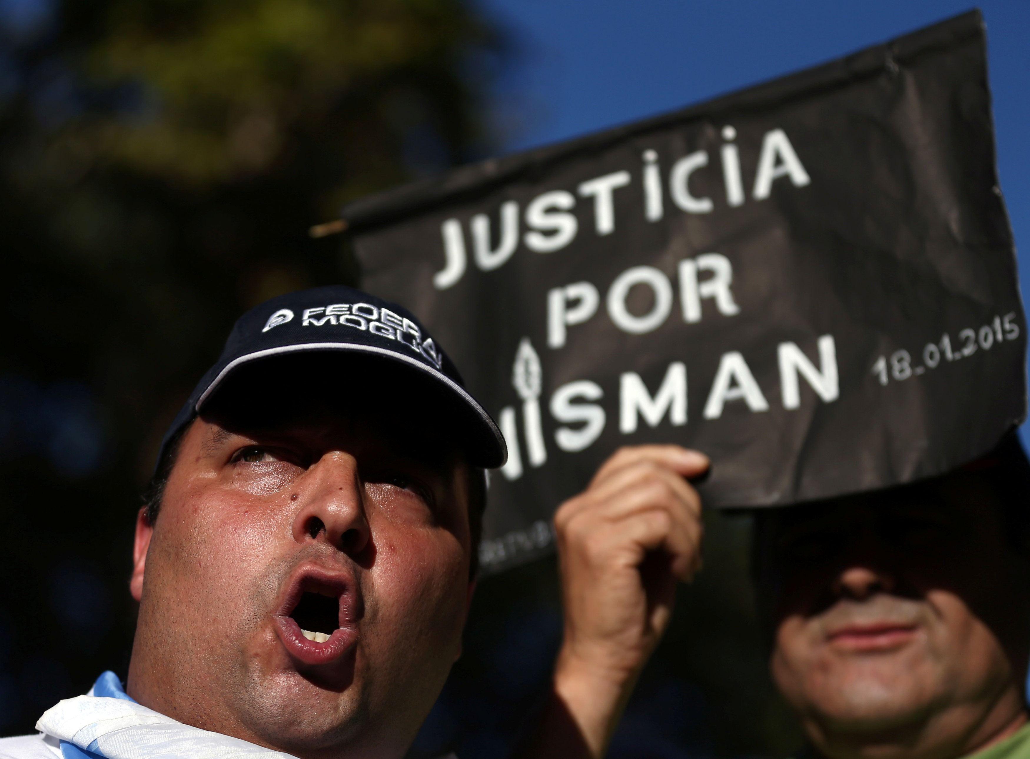 Un hombre grita consignas junto a un letrero que dice "Justicia para Nisman". (Foto: Reuters)