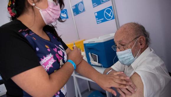 Adultos mayores figuran en la primera fase de vacunación contra el COVID-19. (Foto: Referencial/EFE/Alberto Valdés).