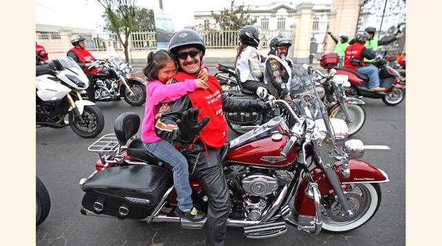 El reglamento de tránsito obliga al motociclista y a su acompañante usar casco. También es importante usar ropa adecuada, guantes, zapatos que cubran todo el pie y anteojos. (Foto: Wilfredo Huanachin)