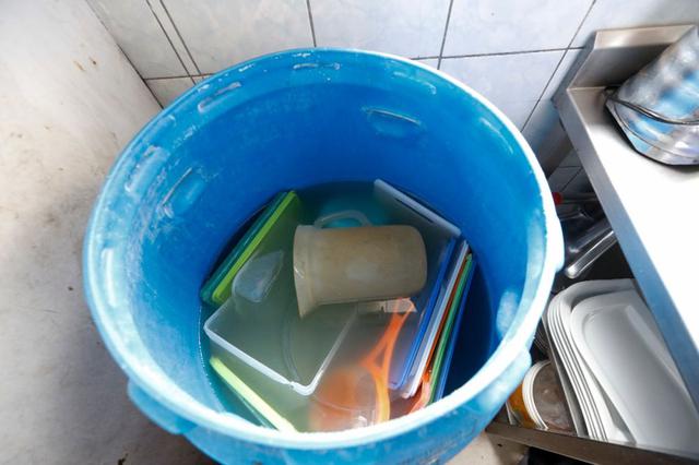 FOTO 6 | "Dentro de los refrigeradores han encontrado que los mariscos están combinados con la carne de pollo u otro tipo, y hay una contaminación cruzada. Si es que yo soy alérgico a los mariscos y pido pescado, igualmente me voy a intoxicar en este local porque ya internamente han sido contaminados ambos productos", advirtió el gerente de Fiscalización y Control de la MML,  Cristian Rosenthal. (Foto: Difusión)