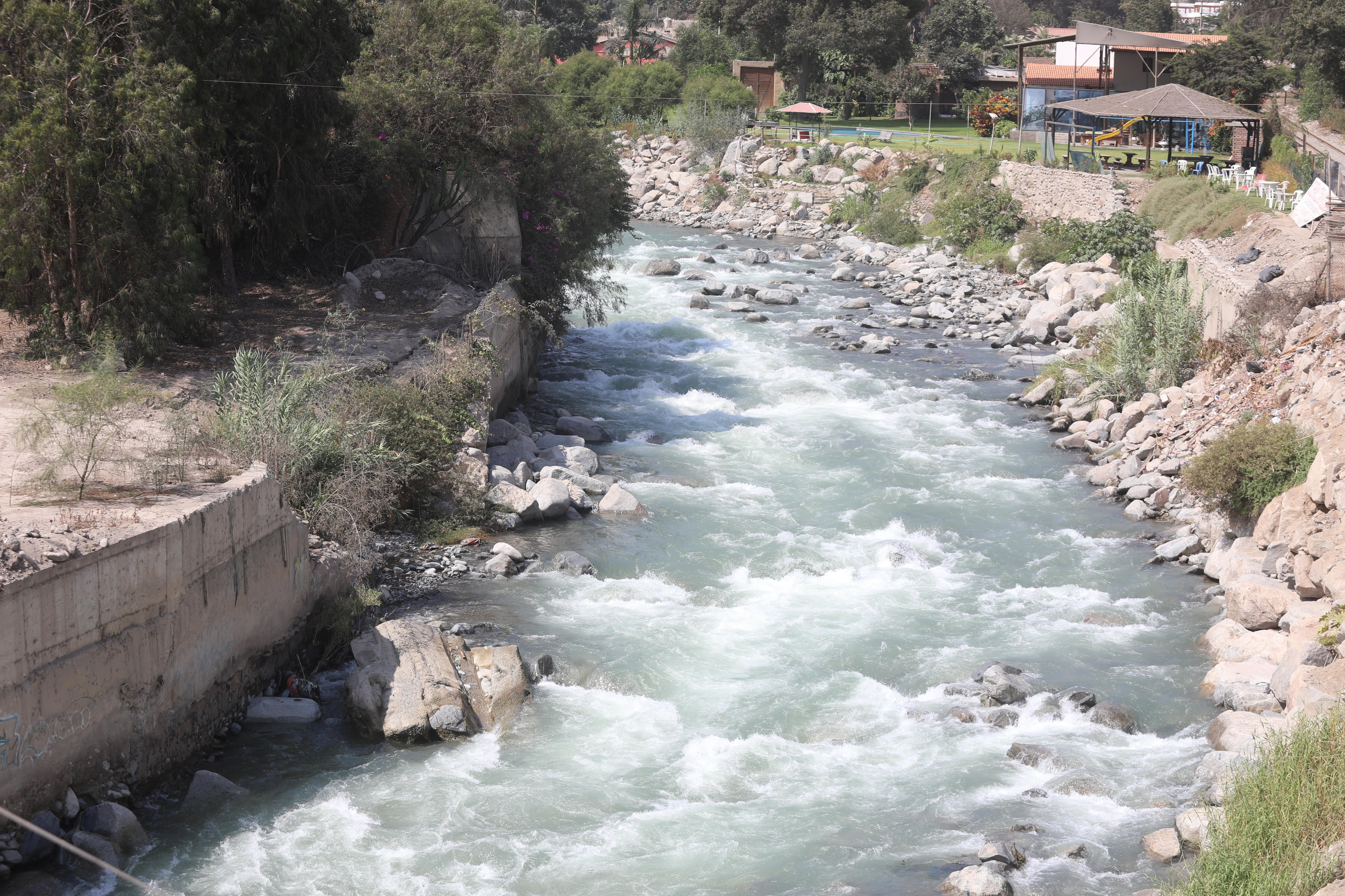 El presidente del directorio de Sedapal, Francisco Dumler indicó que esto se debe a que hay un registro de un 90% menos de arrojo de desperdicios sólidos por parte de la ciudadanía y de las fábricas situadas cerca del río. (Foto Minagri)