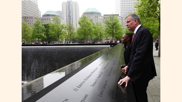 El alcalde de Nueva York, Bill De Blasio, y su esposa recorren el museo después de la ceremonia de inauguración.