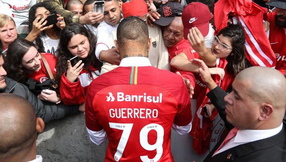 Durante el tiempo de sanción, el club no está obligado a pagar el sueldo de Paolo Guerrero.(Reuters)