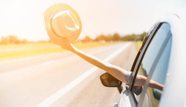 FOTO 8 | 8.  Desconecta del trabajo en horas fijas
Un problema frecuente es que las personas que trabajan en su casa tienden a hacerlo desordenadamente. Vinculado con lo anterior, así como tienes un horario de desempeño laboral, la invitación es a que determines cuándo desconectarás. No es aconsejable despertarte a la madrugada y terminar un informe; o interrumpir un espacio familiar para volver al trabajo. Lo que necesitas lograr es que, dentro del tiempo laboral, cumplas con todas las tareas, y luego te desconectes, incluyendo el móvil de la empresa, si fuese tu caso.  (Foto: Freepik)