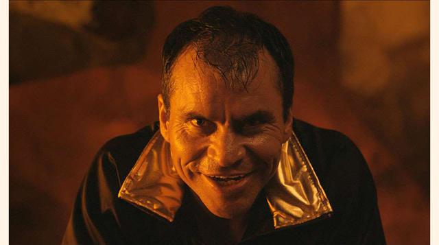 'Tenemos La Carne', De Emiliano Rocha. Dos adolescentes sin sitio en el que caerse muertos se refugian en un viejo edificio en ruinas en el que vive un vagabundo muy raro. El edificio se convierte en una especie de útero materno mientras todos l