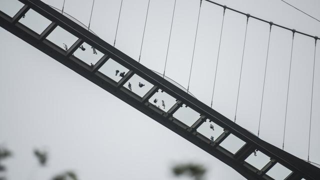 Foto 1 | El puente está formado por 1,077 placas de cristal de sólo cuatro centímetros de grosor. (Foto: AFP)