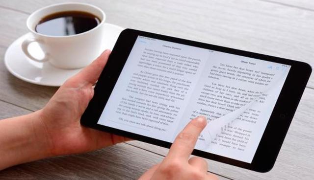 FOTO 2 | 2. Hacer un e-book. Puede ser muy rentable escribir tus habilidades y conocimientos en un libro electrónico para las personas que buscan aprender una habilidad o para aquellas que quieren aprender de alguna carrera. Si conoces a qué clase de público quieres llegar, te aseguro que cuentas con una propuesta de valor.
Si eres un experto en un tema en específico, es probable que haya una audiencia de personas dispuestas a pagar para aprender lo que sabes. Si tu experiencia no se presta a la forma de libros electrónicos, también puedes crear y compartir cursos en línea. De cualquier manera, una vez que se crea el contenido digital, se puede seguir vendiendo una y otra vez. Y lo mejor: no hay umbral de inventario o costo de fabricación.