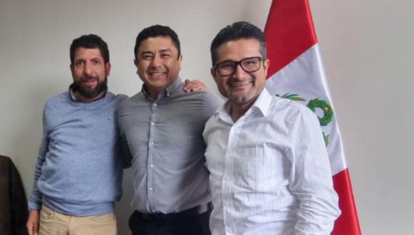 Guillermo Bermejo (al centro) con sus asesores y amigos Raúl Noblecilla (izquierda) y Ronald Atencio (derecha), con quienes impulsa un nuevo partido político. Foto: Difusión