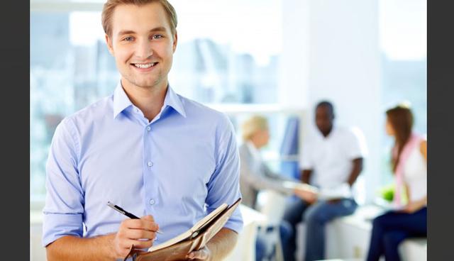 FOTO 3 | 3. Usa lenguaje positivo al establecer metas
Mientras que la mayoría de las personas hace resoluciones para dejar hábitos negativos como fumar o comer comida chatarra, Achor dice que deberíamos enfocarnos en los hábitos positivos que reemplazarán a los negativos que queremos eliminar. En lugar de hacer una resolución de evitar la vending machine de la oficina, proponte llevar al trabajo snacks saludables. Al cambiar el lenguaje del propósito de negativo a positivo, tu cerebro no gasta recursos lidiando con el hábito negativo, sino que usa su energía en lograr el positivo. (Foto: Freepik)