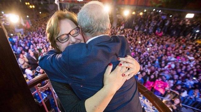 7. PPK escribió en su cuenta de Twitter un cariñoso y conmovedor mensaje a su esposa “Y gracias también a ti, querida Nancy, por acompañarme con tu fuerza, inteligencia y cariño”.