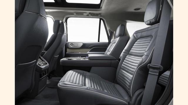 FOTO 9 | Los pasajeros traseros en la versión de dos puestos con 'sillas capitán' de la fila de asientos intermedia de la Lincoln Navigator tienen control de sus areas en el sistema de control climático y del sistema de entretenimiento.