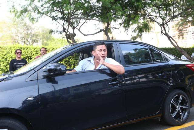 Ciudadanos que pasaron por las inmediaciones de la residencia del embajador lanzaron arengas contra el ex mandatario. (Foto: Alessandro Currarino / USI)