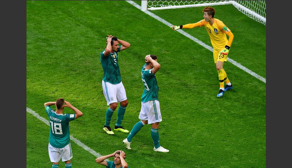 FOTO 3 |  Las carencias defensivas provocaron la derrota inicial contra México. Cuando Alemania dominó quedó expuesta a los contragolpes del rival. Los amistosos de preparación ya habían mostrado ese problema, con los defensas centrales teniendo que enfrentarse a menudo a atacantes en uno contra uno. (Foto: AFP)