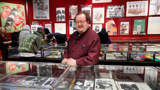 Subastan extensa colección de discos de Los Beatles en París