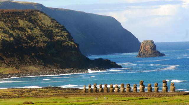 2. Isla de Pascua. Con poco más de 160 kilómetros cuadrados de extensión, la principal Isla de Pascua une belleza natural y cultural. La etnia Rapanui es la responsable de haber creado las características estatuas llamadas moais. Este territorio que tambi