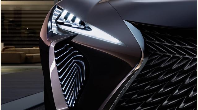 Detalle de la enrejada parrilla frontal y cortantes lineas dobladas en la carrocería. (Foto: Megaricos)