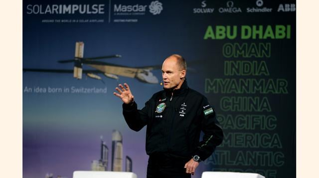 El fundador, presidente y piloto del Solar Impulse 2, Bertrand Piccard, explica la vuelta al mundo que dará el Solar Impulse 2 en el aeropuerto de Al Bateen en Abu Dabi, EAU. (Foto: AP)