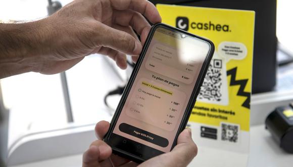 Un cliente utiliza la aplicación Cashea para realizar una compra en Venelectronics el 24 de noviembre.